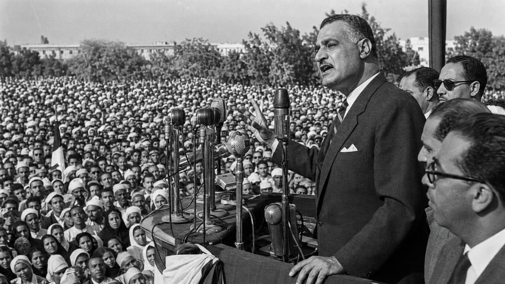 Gamal Abdel Nasser prononçant un discours devant une assemblée