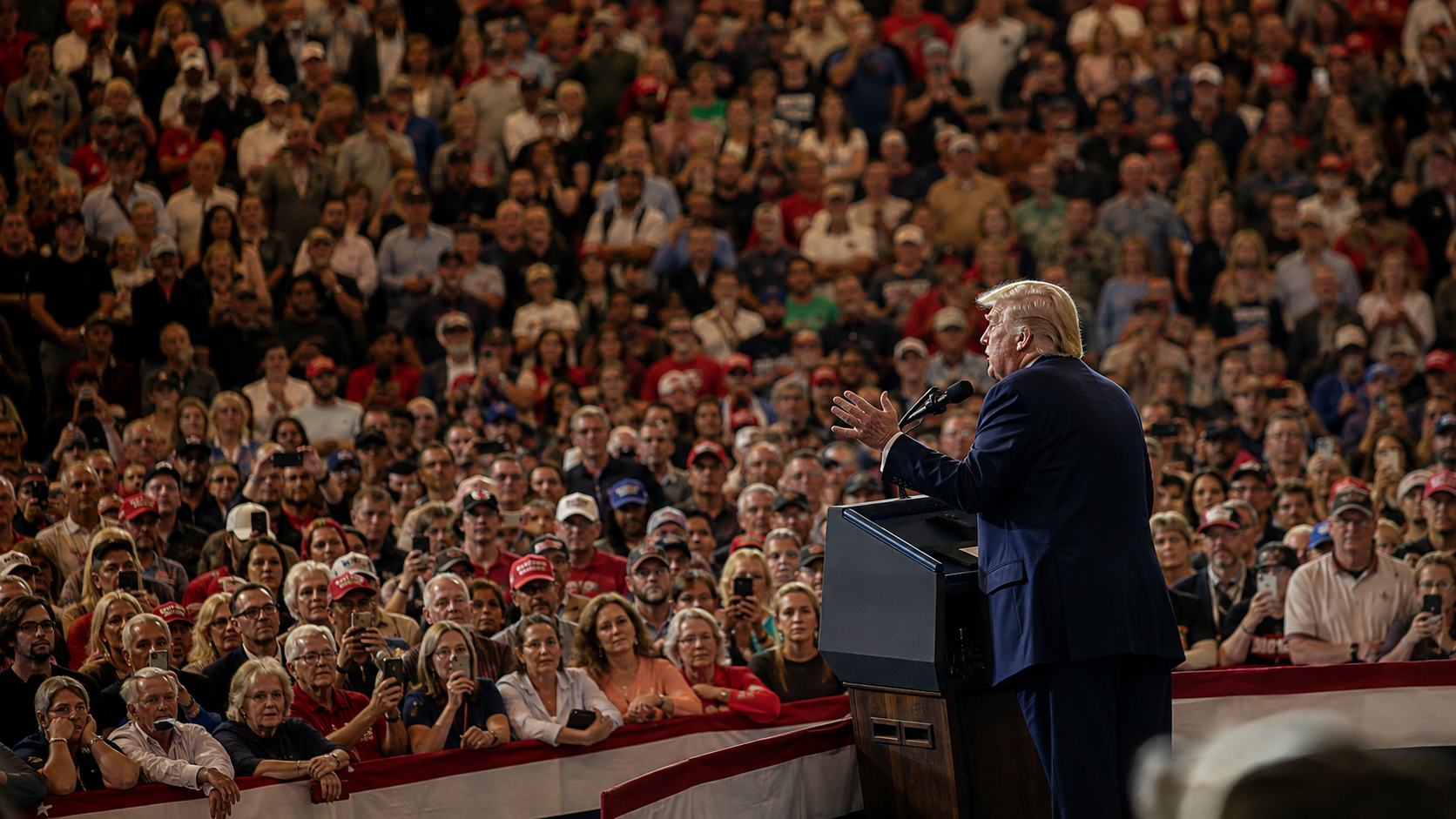 Donald Trump prenant la parole devant son public lors d'un meeting